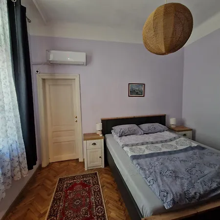 етаж от къща с двор Burgas City