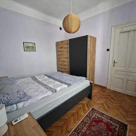етаж от къща с двор Apartament