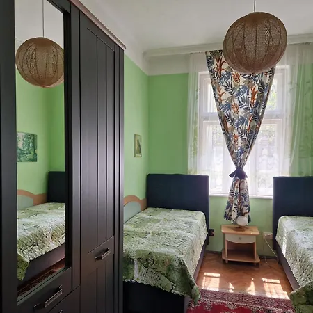 етаж от къща с двор *