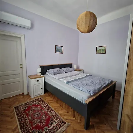 етаж от къща с двор Apartament Burgas City
