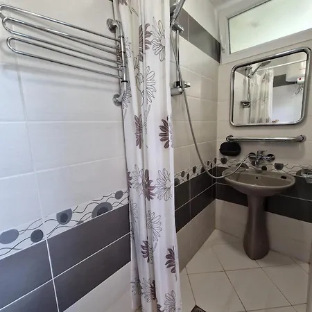 Apartament етаж от къща с двор *