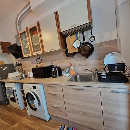 етаж от къща с двор