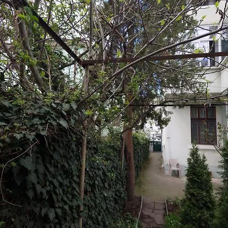 Apartament етаж от къща с двор Burgas City