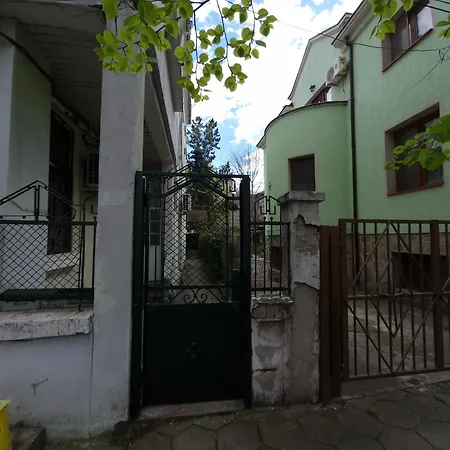 етаж от къща с двор Burgas City