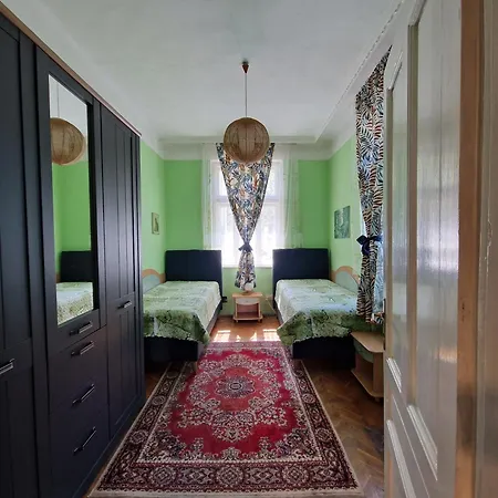 Apartman етаж от къща с двор