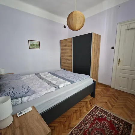 етаж от къща с двор Apartman *