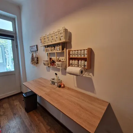 етаж от къща с двор Apartman