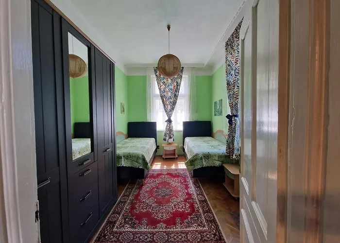 Appartamento етаж от къща с двор