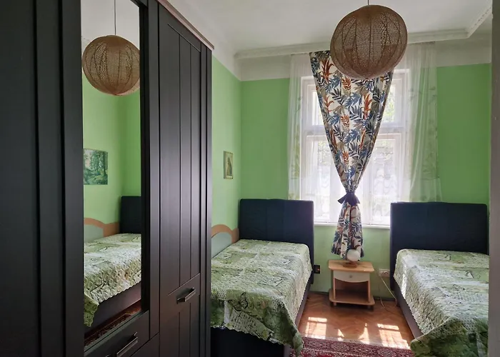 етаж от къща с двор *