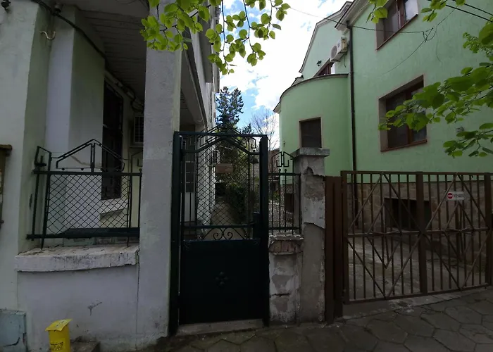 етаж от къща с двор Burgas City