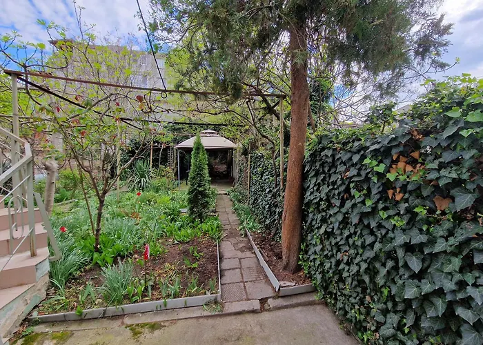 етаж от къща с двор